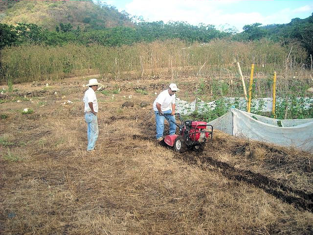 agroena_uso_rotavator_jorge_clabel.jpg